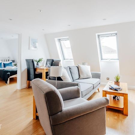 Central 3 Bed Apartment At Regents Court, Newbury Newbury  Bagian luar foto