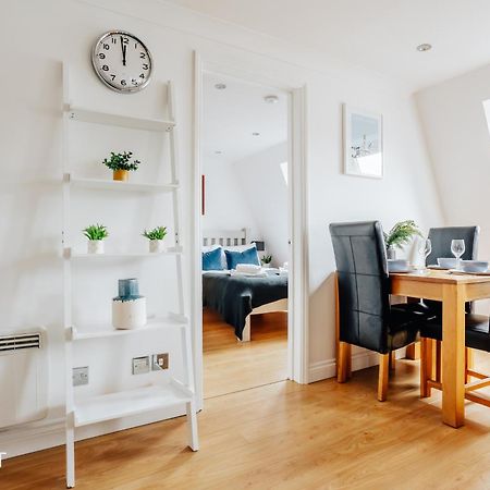 Central 3 Bed Apartment At Regents Court, Newbury Newbury  Bagian luar foto