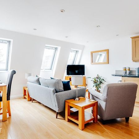 Central 3 Bed Apartment At Regents Court, Newbury Newbury  Bagian luar foto