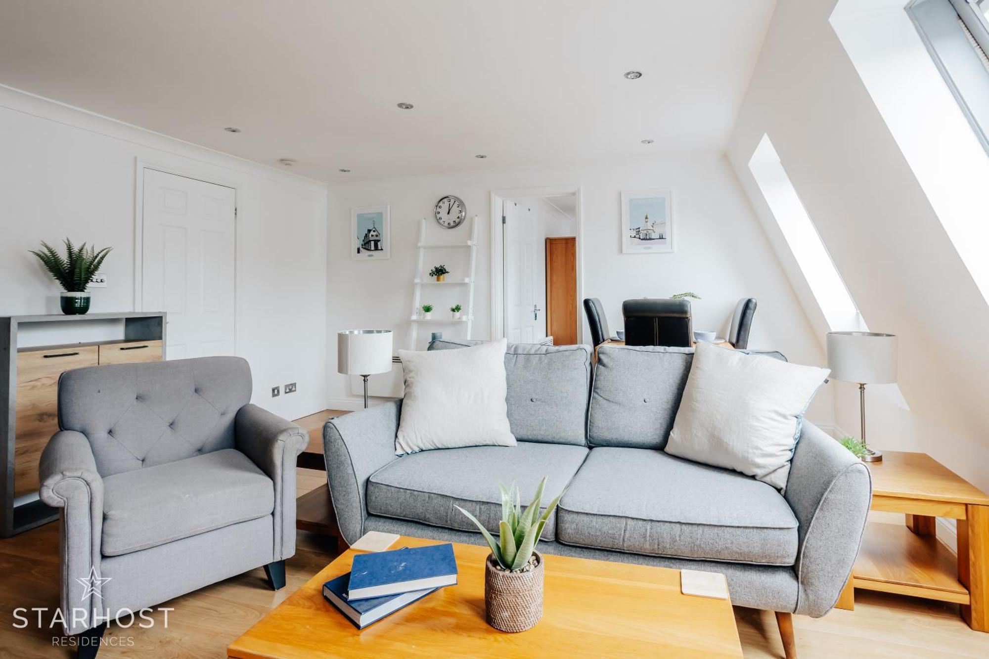 Central 3 Bed Apartment At Regents Court, Newbury Newbury  Bagian luar foto
