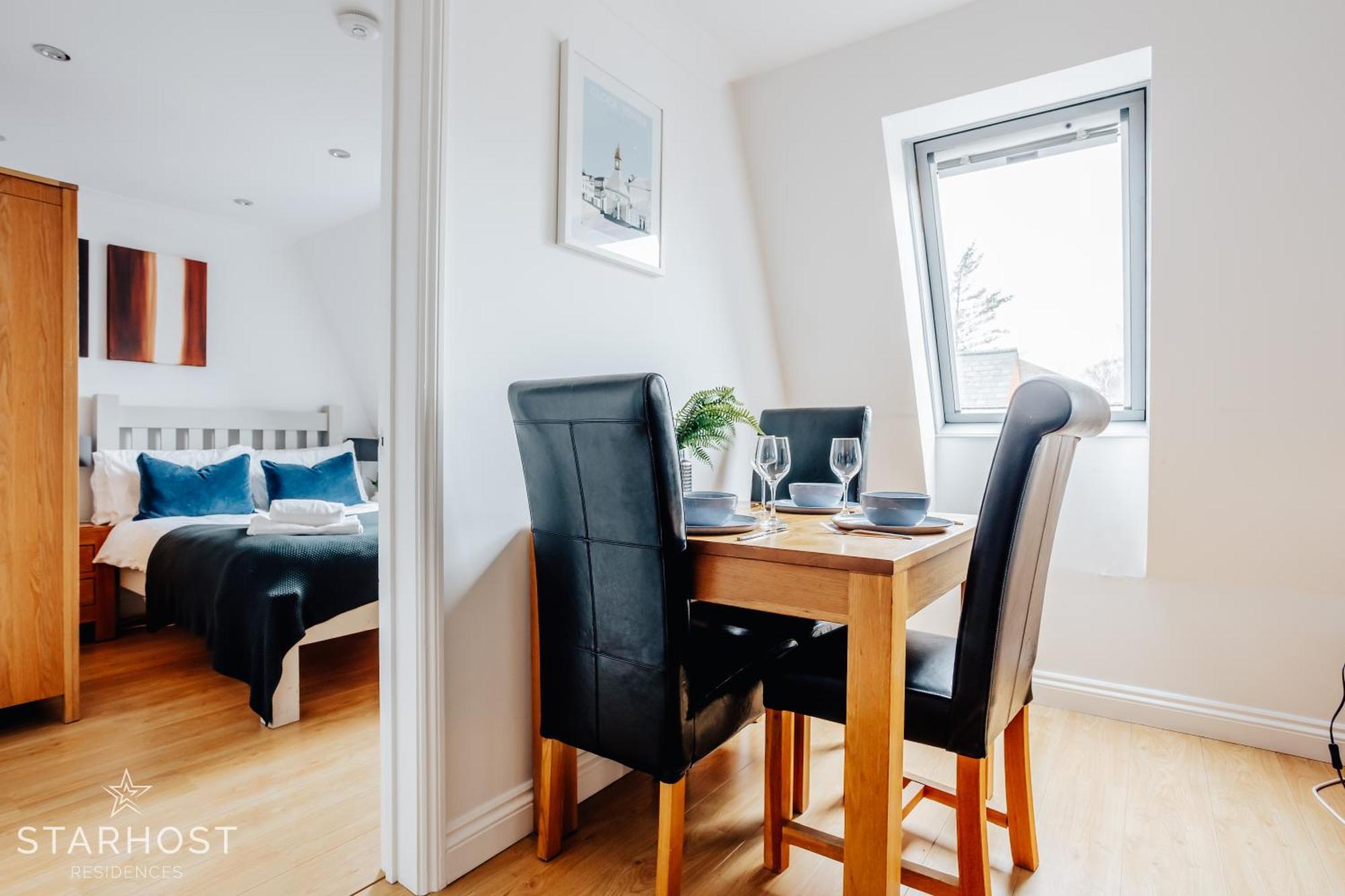 Central 3 Bed Apartment At Regents Court, Newbury Newbury  Bagian luar foto