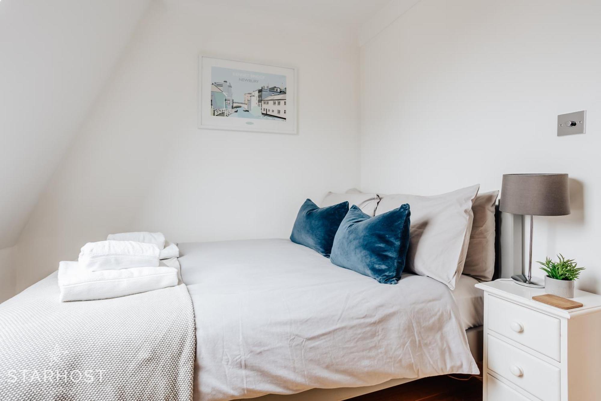 Central 3 Bed Apartment At Regents Court, Newbury Newbury  Bagian luar foto