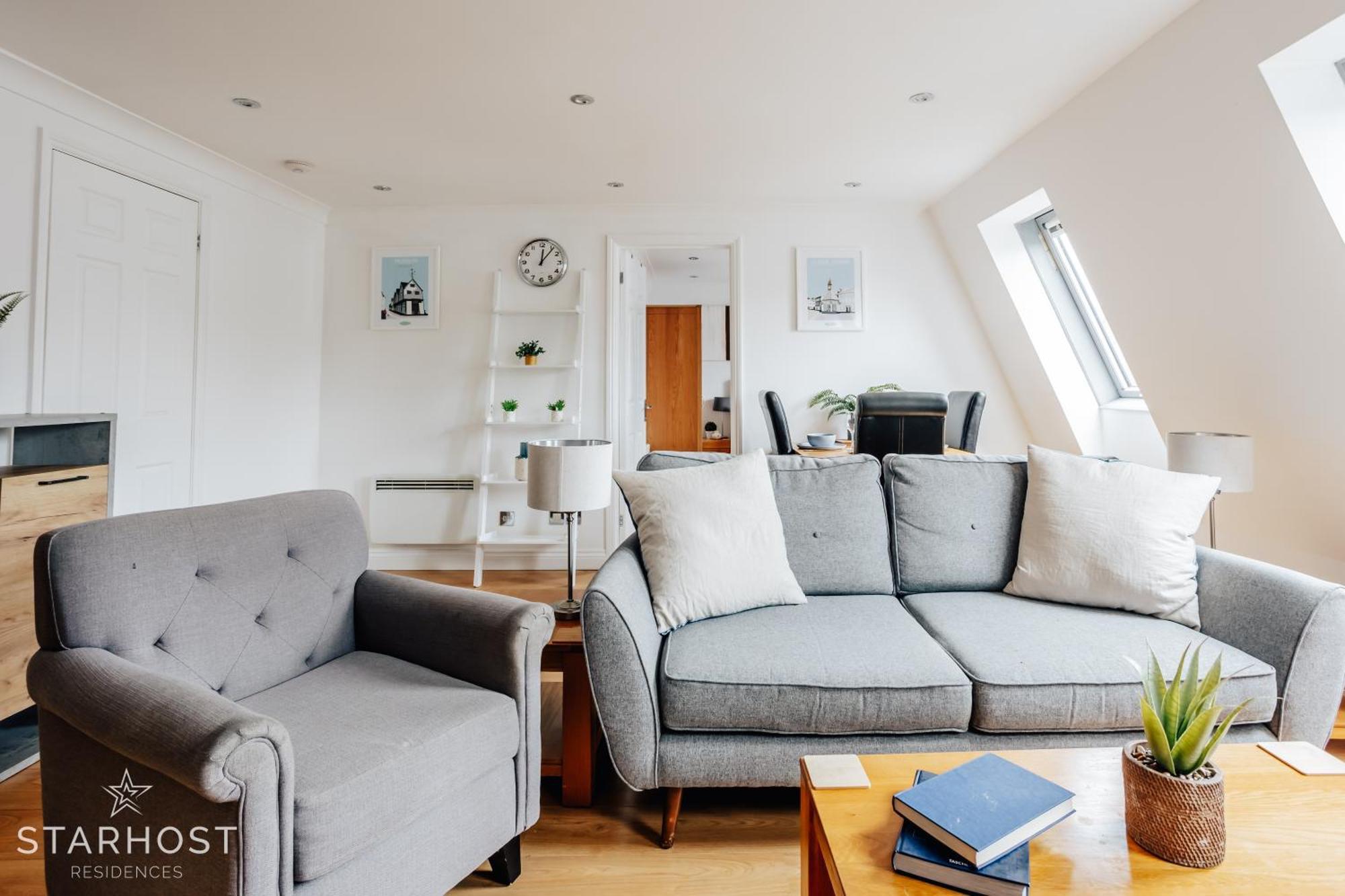 Central 3 Bed Apartment At Regents Court, Newbury Newbury  Bagian luar foto