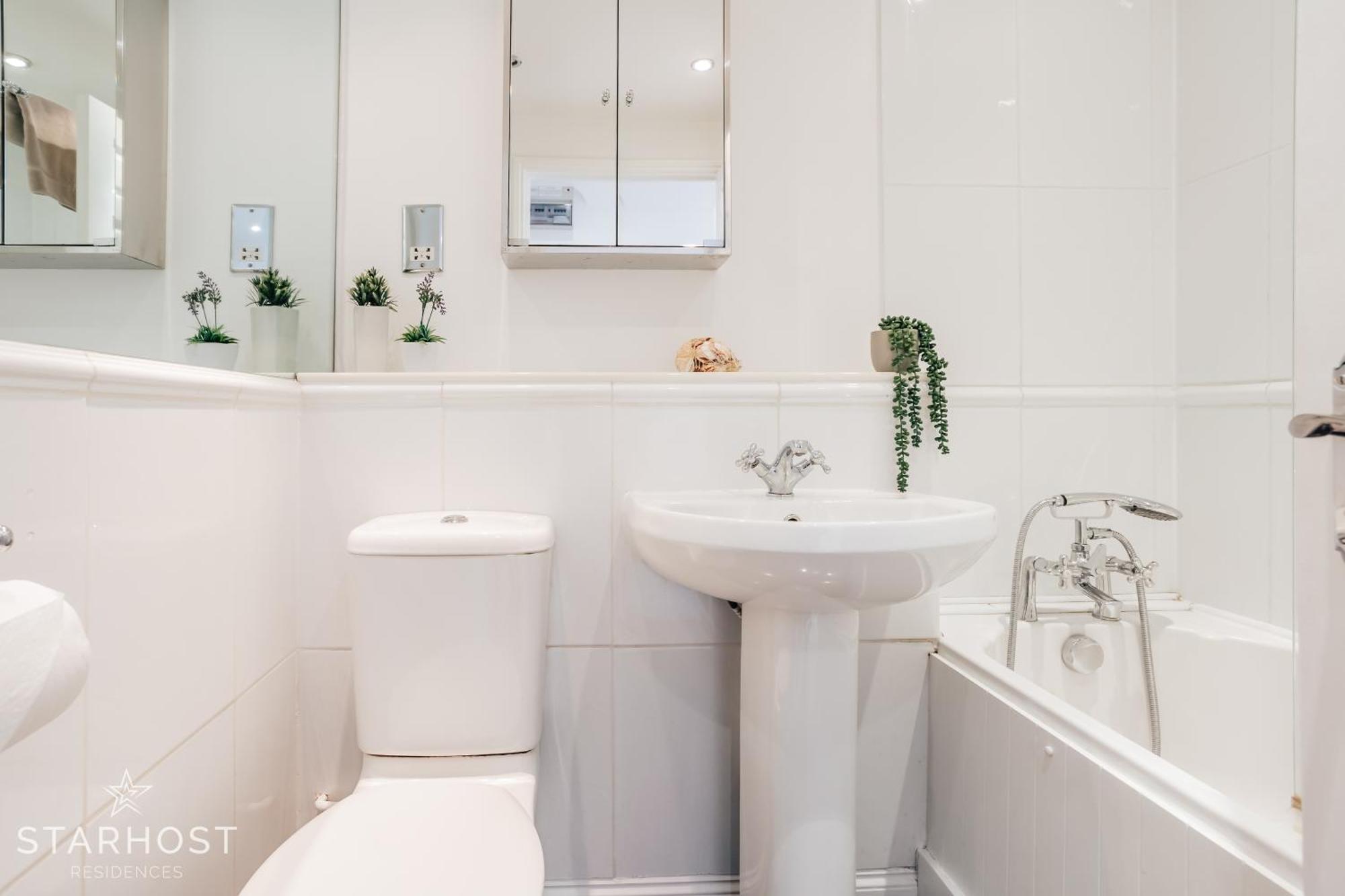 Central 3 Bed Apartment At Regents Court, Newbury Newbury  Bagian luar foto